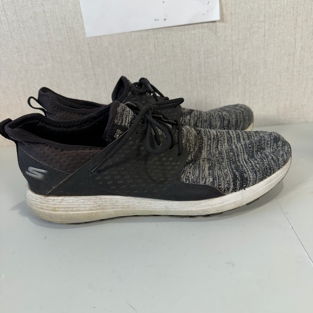 Skechers Men's Black and Gray Knit Sneakers‎